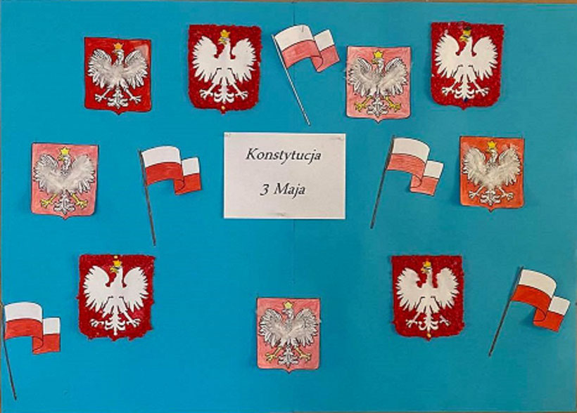 Zdjęcie przedstawia prace plastyczne odnośnie Konstytucji 3 Maja. Na zdjęciu widać godła Polski oraz flagi.